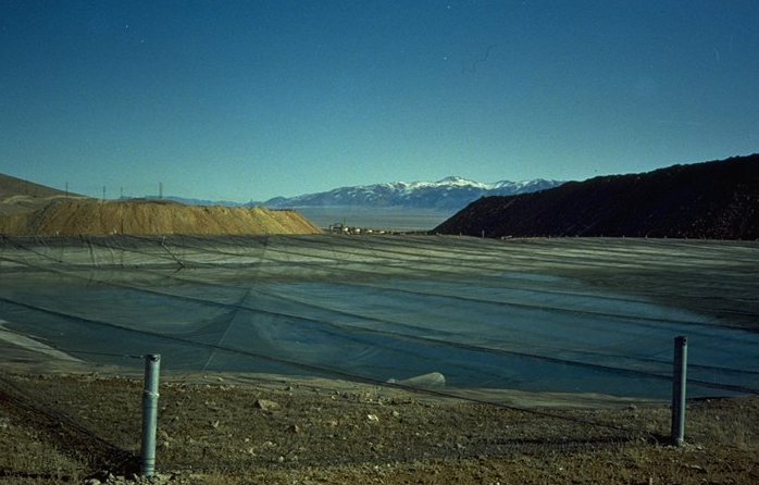Gold heap leach pad in Nevada. Credit: Wikimedia Commons/Metallos~commonswiki