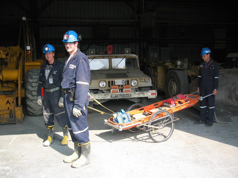 The prototype stretcher invented by Canmet employees reduces rescuers' manual effort. (Photo: NRCan)
