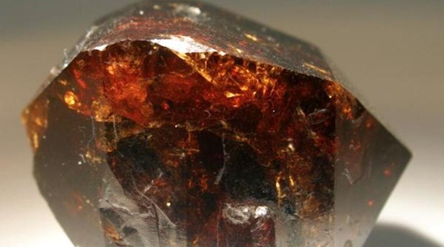 Zircon helps scientists learn about mineral resource accumulation on earth