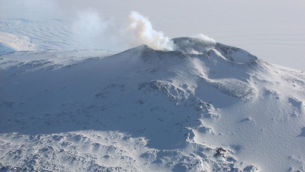 Un volcán antártico emite oro por valor de 6.000 dólares cada día